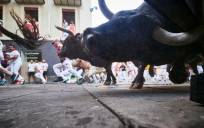 Corredores delante de los toros en uno de los encierros de San Fermín 2022. / E.P.