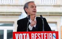 El expresidente del Gobierno José Luis Rodriguez Zapatero participa en un mitín en Ferrol este domingo. EFE/Kiko Delgado