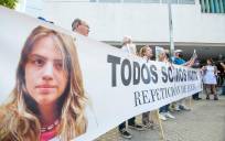 Protesta frente a los juzgados de Sevilla pidiendo justicia por la muerte de Marta del Castillo. EFE/ Raúl Caro.