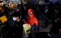 Fanáticos acuden a ver la premier de la película "Spider-man: Sin Camino a Casa". EFE/ Francisco Guasco