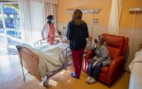 Imagen de archivo de una habitación de cuidados paliativos en las instalaciones de la Fundación Cudeca, en Málaga. EFE/Daniel Pérez