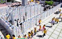 Construcción realizada con 45.000 envases con la que unos cinco mil escolares de la provincia granadina han logrado el récord Guinnes de reciclado .EFE/ Miguel Angel Molina 
