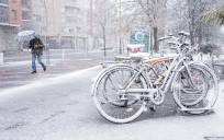Varias bicicletas cubiertas de nieve, a 18 de enero de 2023, en Vitoria-Gasteiz, Álava, País Vasco (España). Iñaki Berasaluce / Europa Press