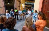  Reunión entre responsables municipales y vecinos de la calle Francos. Ayuntamiento de Sevilla