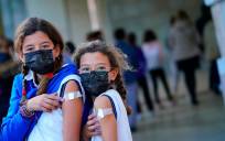 Dos niñas reciben la vacuna contra el Covid-19. / Álvaro Ballesteros - E.P.