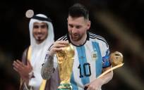 Lionel Messi de Argentina toca el trofeo de la Copa del mundo, el 18 de diciembre de 2022, en la final del Mundial de Fútbol Qatar 2022 entre Argentina y Francia en el estadio de Lusail (Catar). EFE/ Juan Ignacio Roncoroni