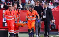 El portero del Sevilla Yassine Bounou, Bono, sale en camilla del terreno de juego tras una sufrir lesión. EFE/José Manuel Vidal