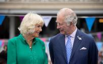 Camila, duquesa de Cornualles, en una imagen de junio de 2022 en Londres junto al entonces príncipe Carlos, que será coronado rey este sábado. EFE/EPA/Tolga Akmen
