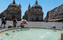 Una persona refrescándose en una fuente de Roma durante la ola de calor. EFE/Antonello Nusca