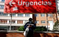 Un hombre lleva una mascarilla en el exterior de un centro sanitario en Madrid EFE/ Rodrigo Jiménez