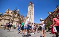 Turistas junto a la Catedral de Sevilla.