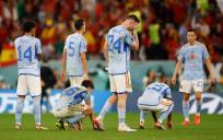Los jugadores de España, desolados tras quedar eliminados este martes del Mundial de Qatar 2022. EFE/ Alberto Estévez