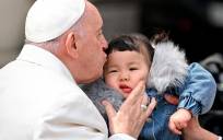 El Papa Francisco besa a un niño en la Plaza de San Pedro en una imagen de archivo. EFE/Ettore Ferrari