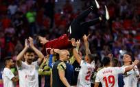 Los jugadores del Sevilla mantean a su entrenador Julen Lopetegui al término del partido frente al Atlético. EFE /Sergio Pérez