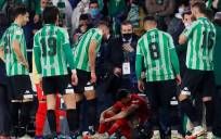 El centrocampista del Sevilla Joan Jordán tras recibir el impacto de un palo. EFE/Jose Manuel Vidal