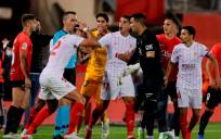 Los jugadores del Sevilla protestan al colegiado Jaime Latre, tras anular el gol conseguido por el equipo sevillista. EFE / Cati Cladera.