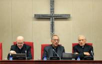 El presidente de la Conferencia Episcopal Española (CEE), Juan José Omella (c); el nuncio apostólico en España, Bernardito Auza (i), y el cardenal Rouco Varela (d) este lunes. EFE/ Zipi