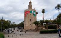 La Torre del Oro de Sevilla se viste con la bufanda del 'Gran Derbi'.