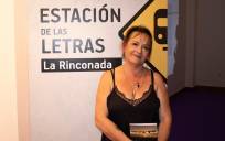 La artista Belleda López en la presentación de ‘Tendiendo secretos’ en La Estación de las letras de La Rinconada (Foto: Francisco J. Domínguez)