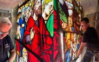 La Catedral termina de colocar las dos vidrieras de Arnao de Flandes restauradas
