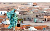 Una saharaui camina por un campamento de refugiados de Tinduf.