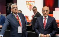 El ex presidente y accionista del Sevilla FC, José María del Nido (d) y su abogado, José Manuel García Quiles (i), este jueves en Sevilla durante la Junta de Accionistas del equipo.- EFE/ Raúl Caro.