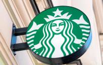 Insólita medida de Starbucks con sus trabajadores
