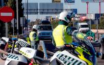 Dos agentes de la Guardia Civil de Tráfico regulan la fluidez en los desplazamientos de los automovilistas. EFE/Manuel Bruque