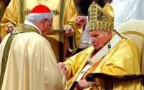Carlos Amigo Vallejo recibe su anillo cardenalicio del Papa Juan Pablo II en 2004. / EFE