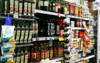 Imagen de archivo de varias botellas de aceite en un supermercado de Madrid. EFE/ Victor Casado