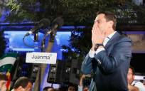 El candidato del PP a la reelección de la Junta de Andalucía, Juanma Moreno, a las puertas de la sede del partido en Sevilla. EFE/José Manuel Vidal