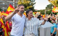 El presidente de Vox, Santiago Abascal, y la candidata a la presidencia de la Junta de Andalucía, Macarena Olona. / EFE