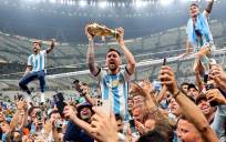 Lionel Messi (c) alza el trofeo del campeones del Mundial de Qatar 2022 después de que Argentina se impusiera a Francia en la final celebrada en el Lusail stadium, el 18 de diciembre. EFE/Tolga Bozoglu
