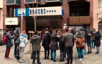 Varios periodistas se reúnen en la entrada del hotel de Logroño donde apareció muerta la niña de 5 años. / EFE
