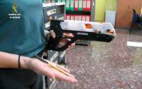 Un ejemplar de una pistola ballesta inmovilizada por la Guardia Civil. / Guardia Civil
