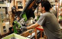 Un operario manipula una máquina en un factoría de automóviles en Andalucía. EFE/Raúl Caro