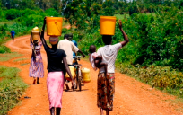 El corazón de una monja marchenera bombea agua potable en Kenia