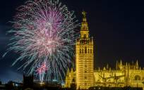 La Catedral de Sevilla se ilumina con el espectáculo de fuegos artificiales que cierra la Feria de Abril, esta media noche en la capital hispalense. EFE/ Raúl Caro.