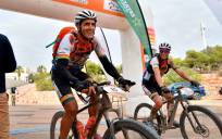 El pentacampeón del Tour de Francia Miguel Indurain cruza la meta de la quinta y última etapa de la Titan Desert 2020. EFE / Carlos Barba
