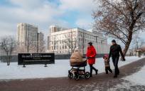 Vista de los exteriores de la embajada estadounidense en Kiev este lunes. El departamento de Estado de EEUU ha anunciado la reducción del número de personas que trabajan en su sede diplomática en Ucrania, comenzando con los trabajadores no esenciales y sus familias. EFE/SERGEY DOLZHENKO