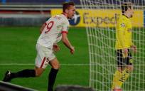 El delantero del Sevilla Luuk de Jong (i) celebra tras marcar el segundo gol ante el Borussia Dortmund. EFE/Julio Muñoz