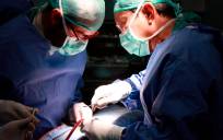 Una operación quirúrgica en un hospital andaluz. / El Correo