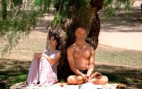 Dos personas se cubren del sol bajo un árbol. David Zorrakino - Europa Press
