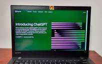 Imagen de archivo de un portátil con la portada de ChatGPT, un programa de inteligencia artificial desarrollada por la empresa OpenAI que se lanzó públicamente en noviembre de 2022. EFE/Latif Kassidi