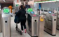 Una usuaria entra con su patinete en el Metro de Sevilla. / E.P.