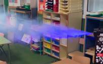 Las máquinas esparcen el líquido desinfectante en forma de humo o niebla espesa, que penetra en todos los elementos del aula (Foto: Ayuntamiento de Tocina y Los Rosales)