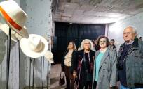  La autora junto a la Alcaldesa de La Puebla del Río, Dolores Prosper, el Presidente de la Asociación Niculoso Pisano, Jesús Marín y asistentes a la inauguración. FOTO: T.L.