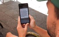 En la imagen de archivo, un joven revisa su móvil tras recibir una alerta de emergencia de prueba el pasado mes de noviembre. EFE/Nerea de Ara