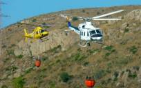 Helicópteros del Infoca en un incendio forestal. / EUROPA PRESS/INFOCA