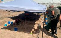 Primeros trabajos de exhumación en la fosa común del cementerio viejo de La Algaba (Foto: Ayuntamiento de La Algaba)